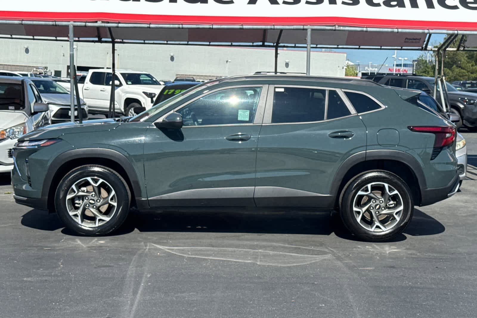Used 2025 Chevrolet Trax LT FWD image 9
