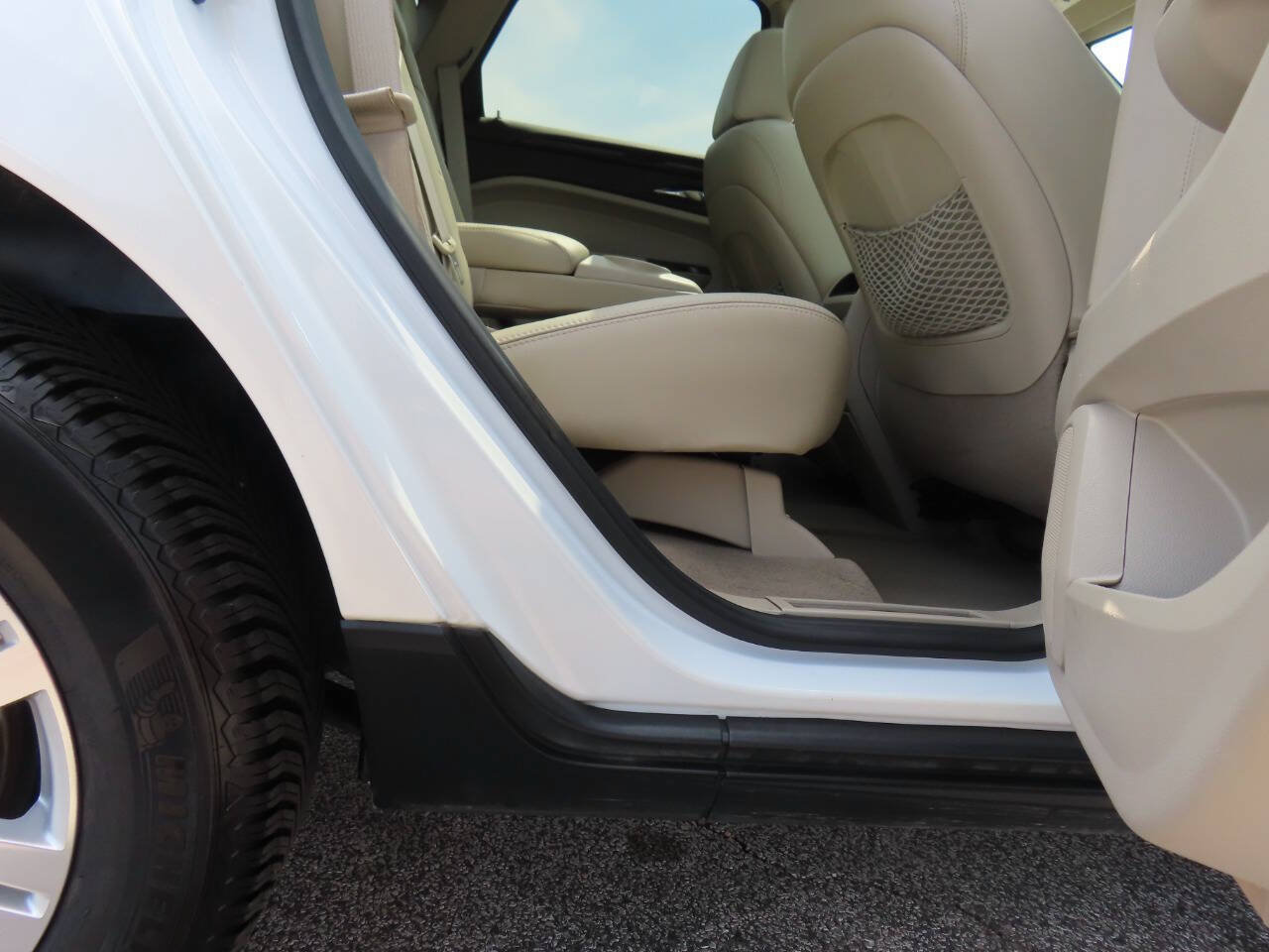 Used 2016 Cadillac SRX Luxury w/ Driver Awareness Package FWD image 16