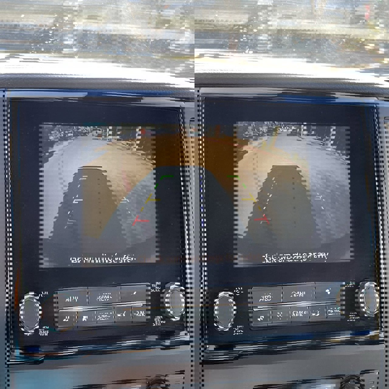 Used 2024 Nissan Titan SV w/ SV Convenience Package image 18