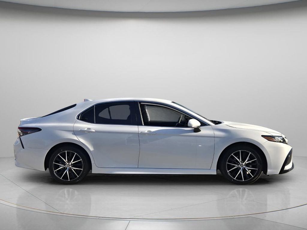 Used 2024 Toyota Camry SE image 3