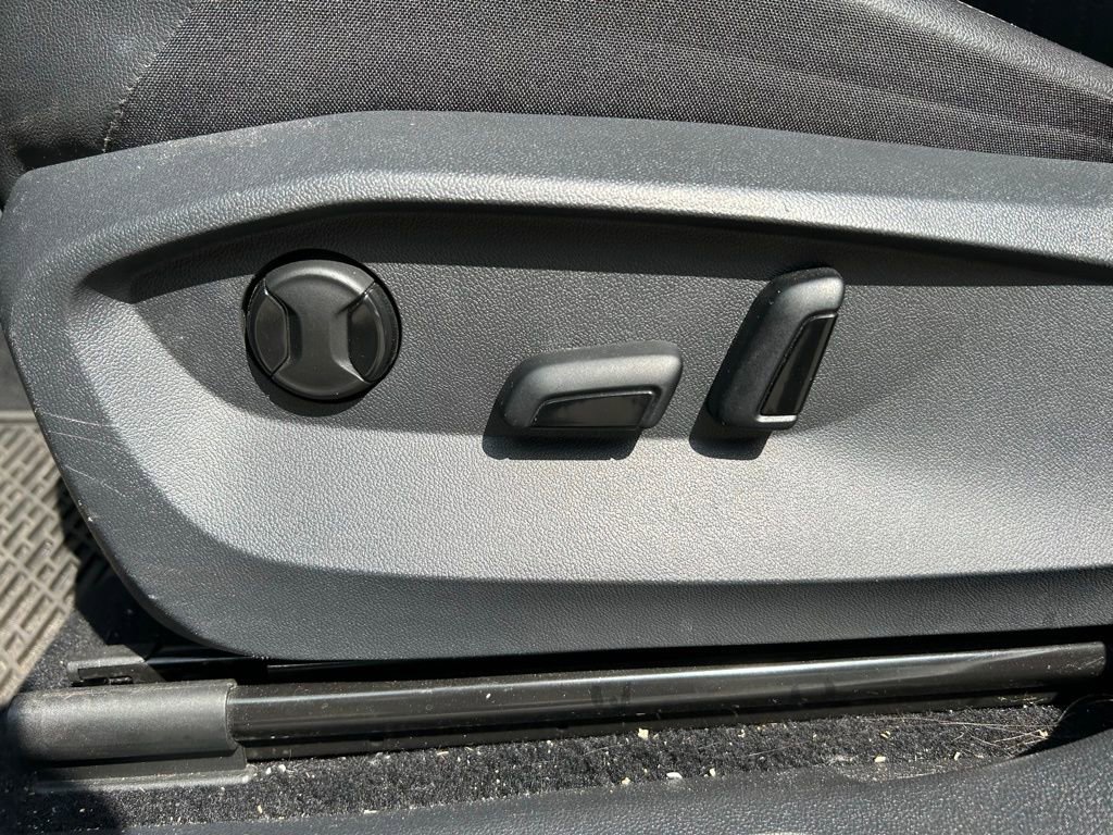 Used 2022 Volkswagen Tiguan SE w/ Panoramic Sunroof Package AWD/4WD image 15