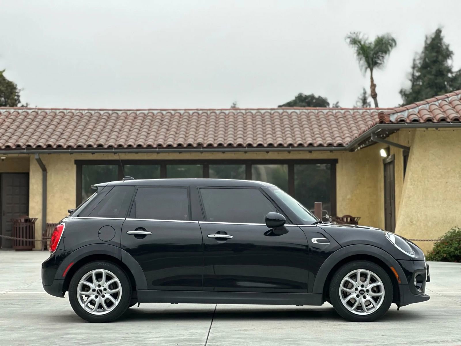 Used 2019 MINI Cooper 4-Door Hardtop w/ Signature Upholstery Package image 7