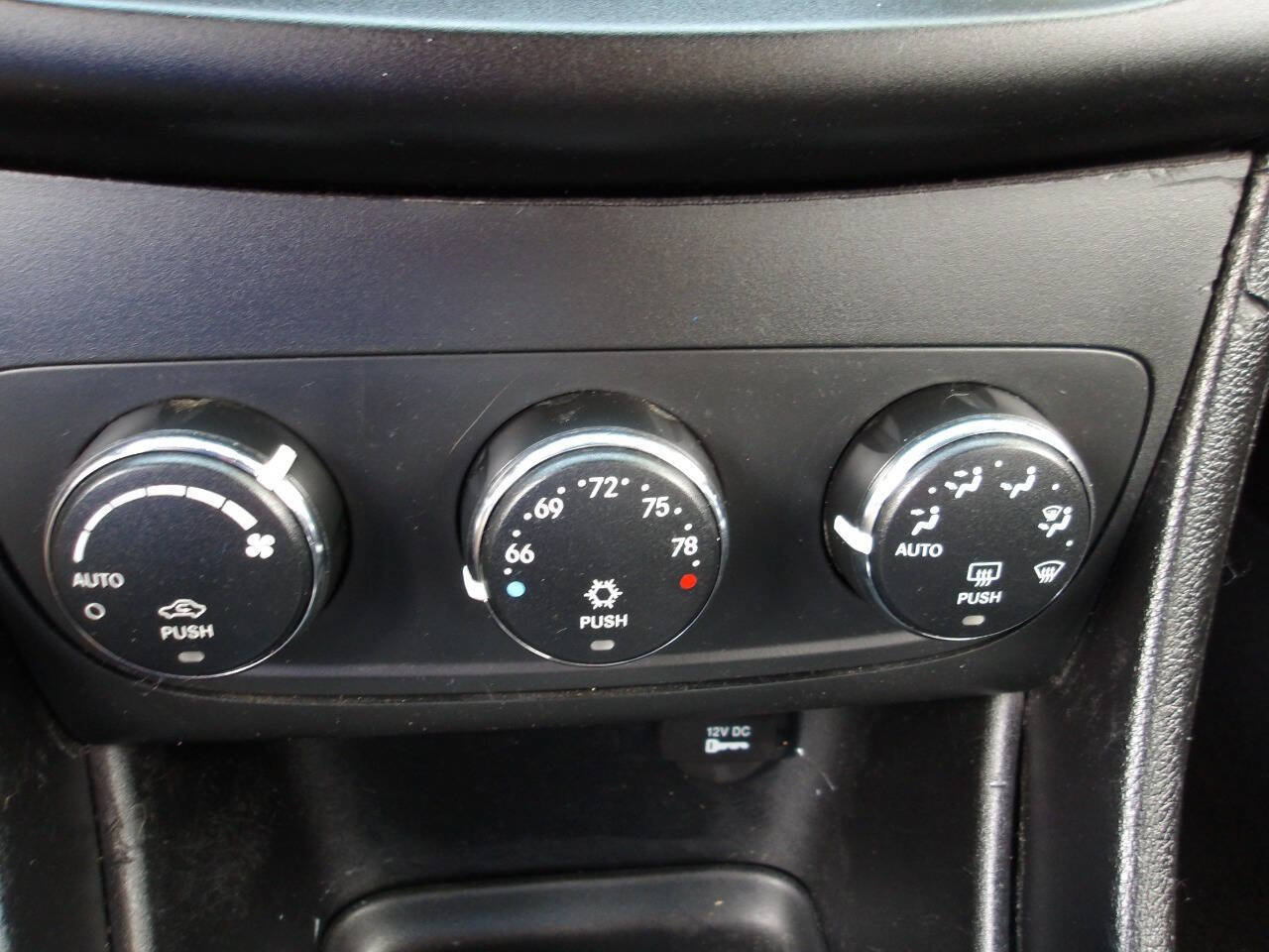 Used 2013 Dodge Avenger SXT FWD image 13