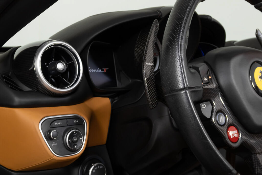 Used 2016 Ferrari California T RWD image 33