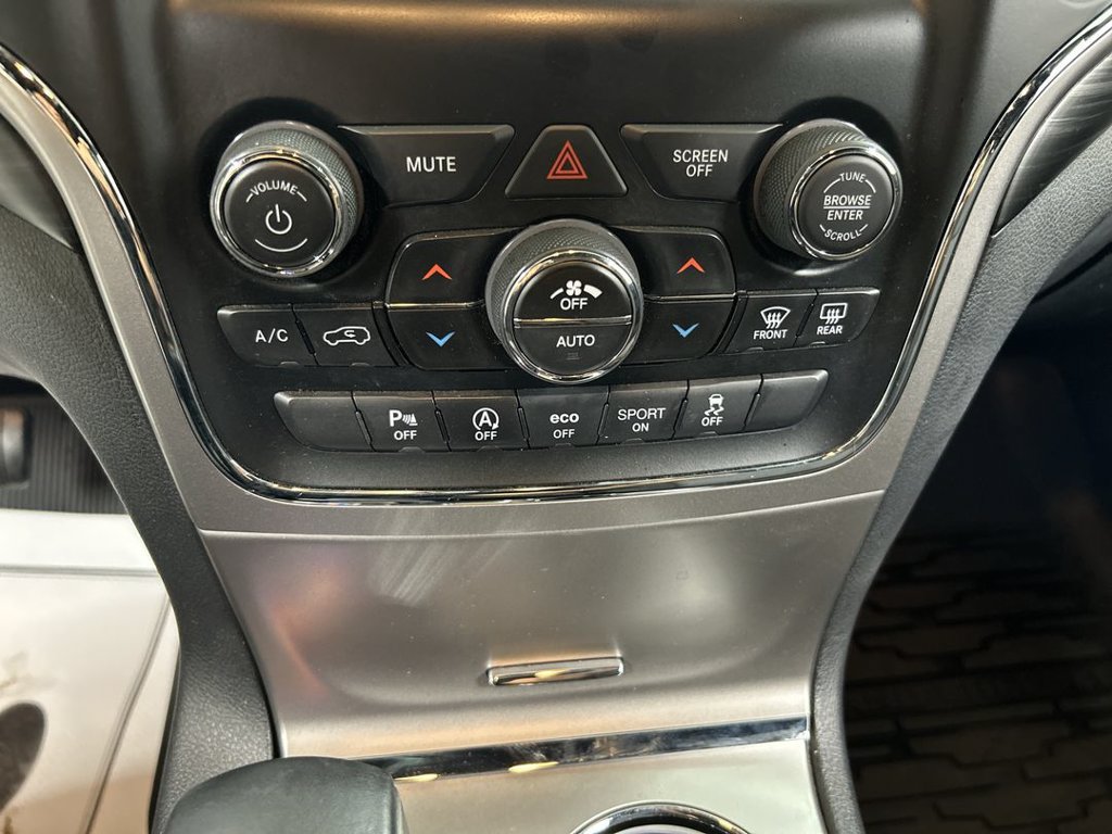 Used 2019 Jeep Grand Cherokee Laredo AWD/4WD image 16