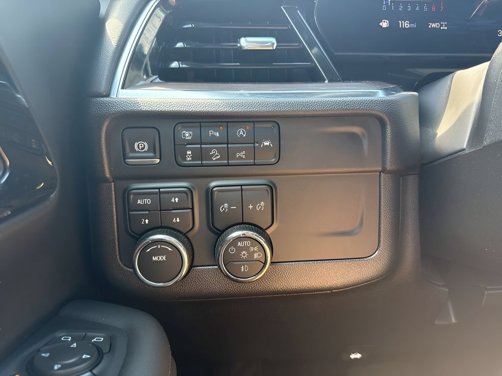 Used 2025 Chevrolet Suburban Z71 AWD/4WD image 18