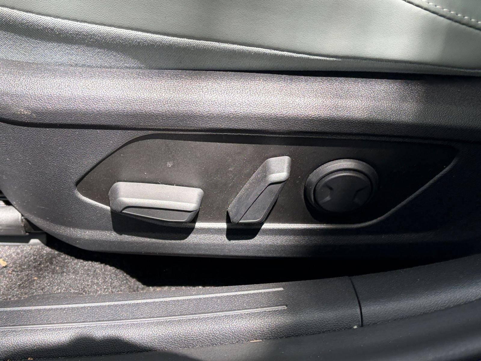 Used 2025 Hyundai Elantra Limited FWD image 24