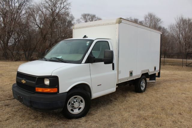Used 2016 Chevrolet Express 3500 image 2