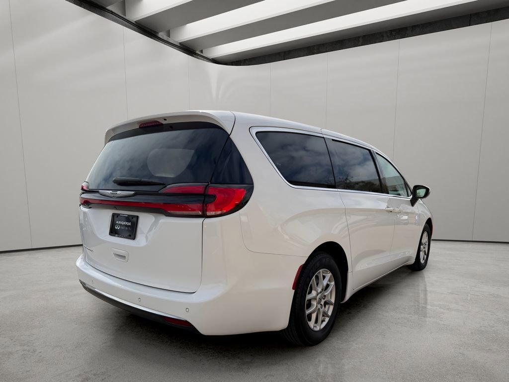 Used 2023 Chrysler Pacifica Touring-L image 6