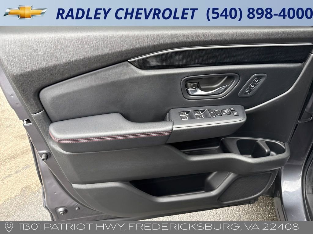 Used 2025 Honda Pilot Black Edition image 5