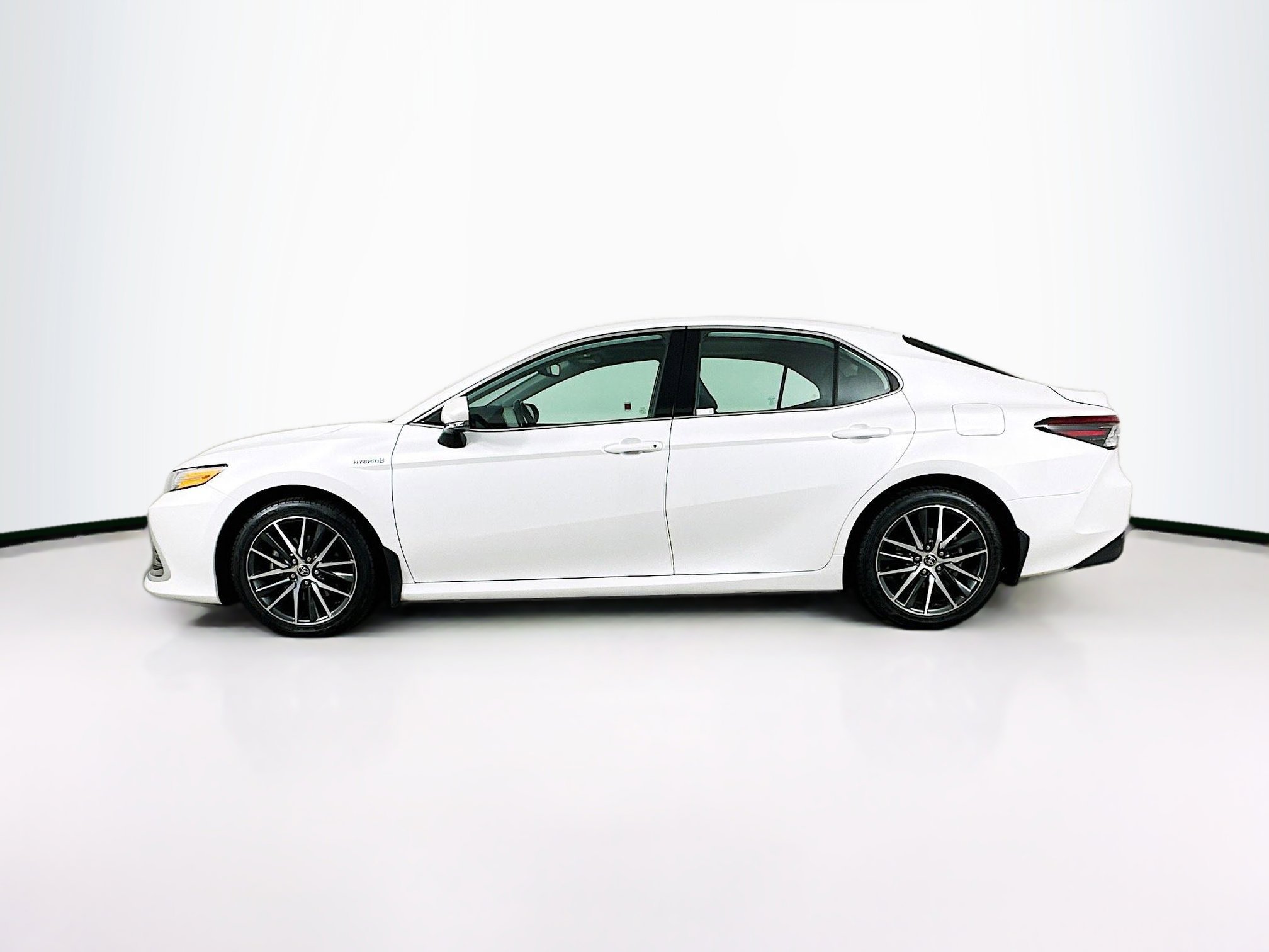 Used 2021 Toyota Camry XLE w/ Navigation Upgrade Package image 4