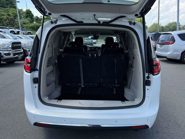 Used 2024 Chrysler Pacifica Touring-L FWD image 12