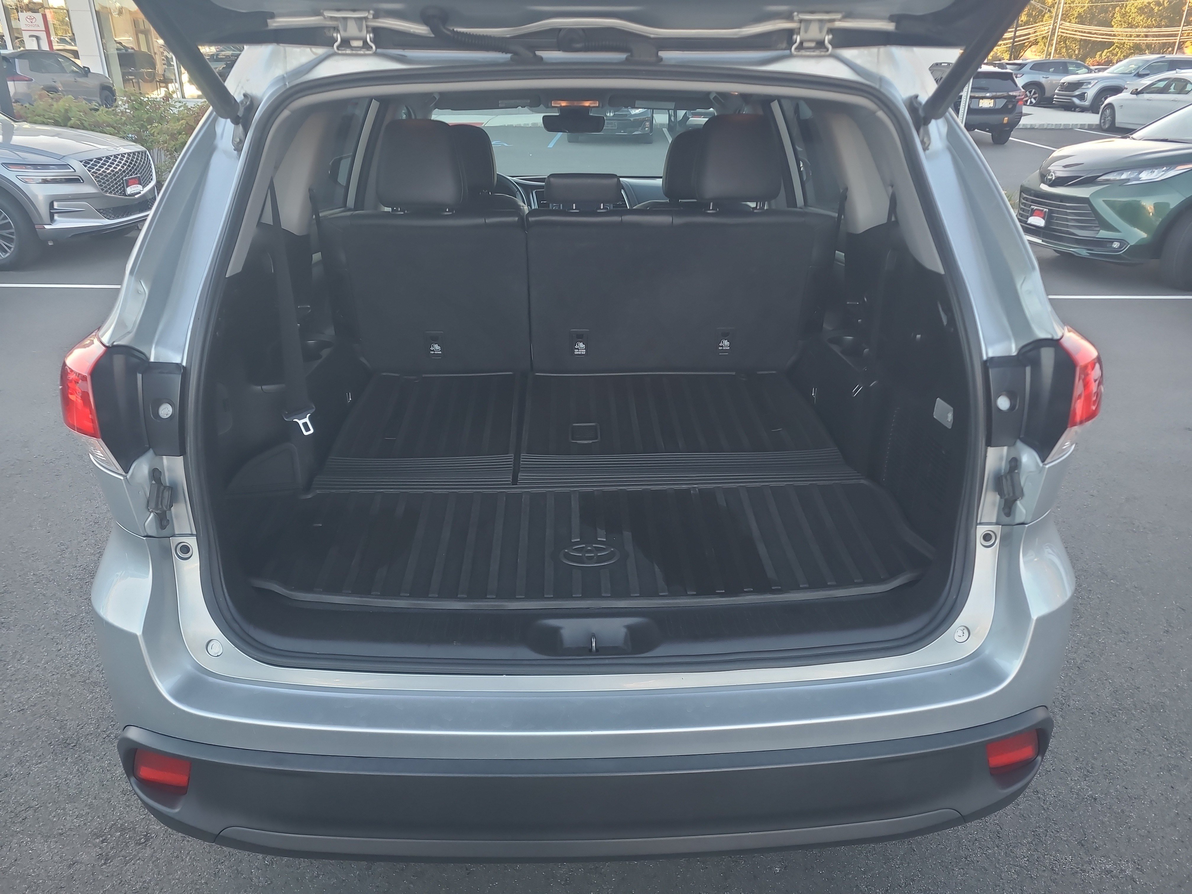 Used 2019 Toyota Highlander XLE AWD/4WD image 32