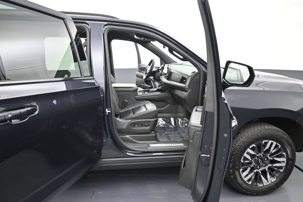 Used 2025 Chevrolet Suburban Z71 AWD/4WD image 9