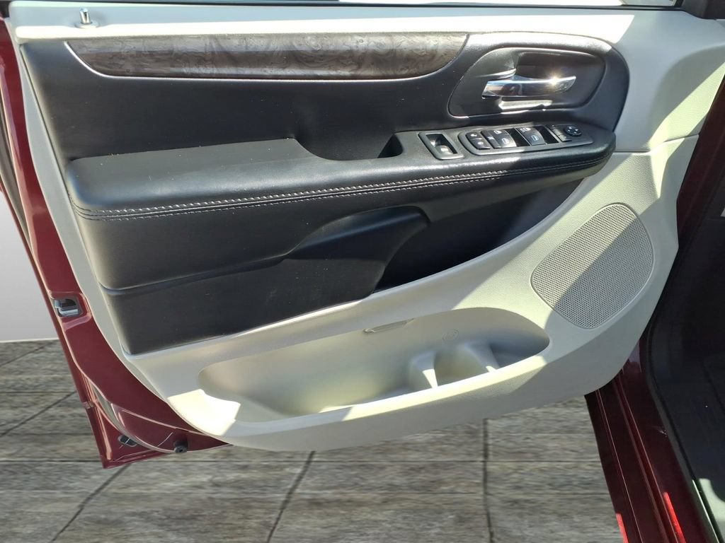 Used 2020 Dodge Grand Caravan SE w/ UConnect Hands-Free Group FWD image 11