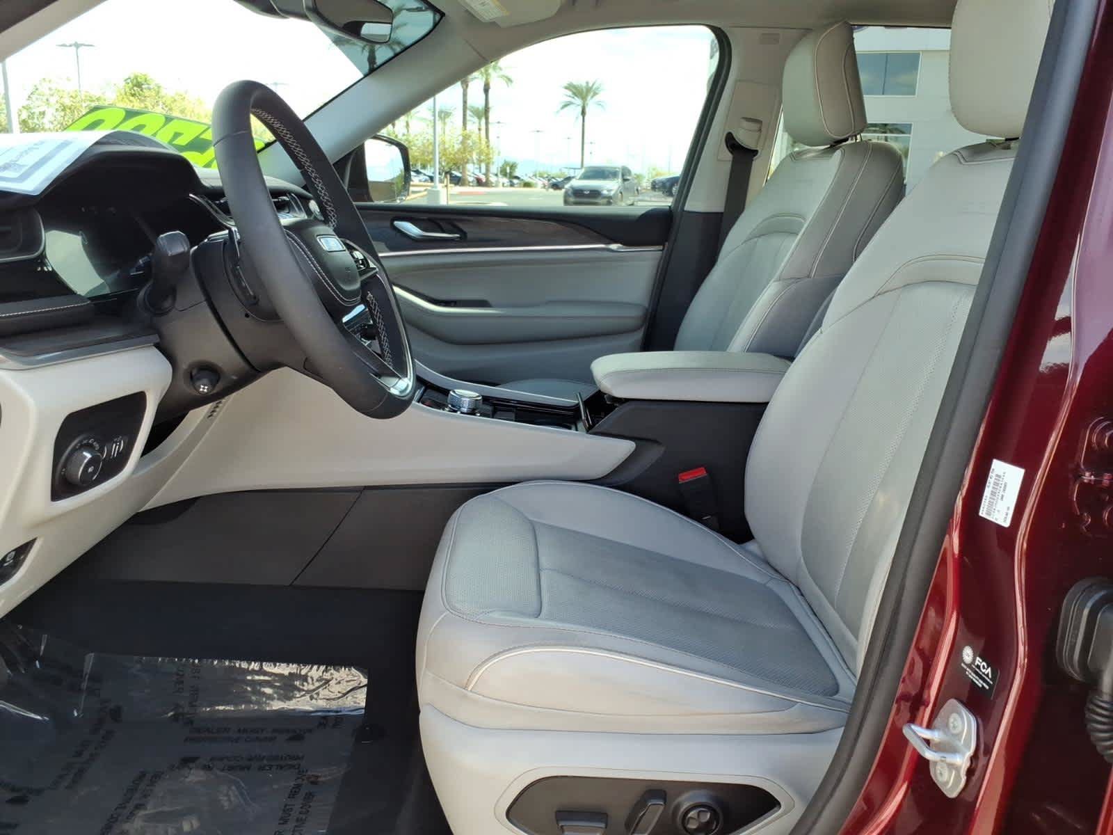 Used 2023 Jeep Grand Cherokee Overland AWD/4WD image 26