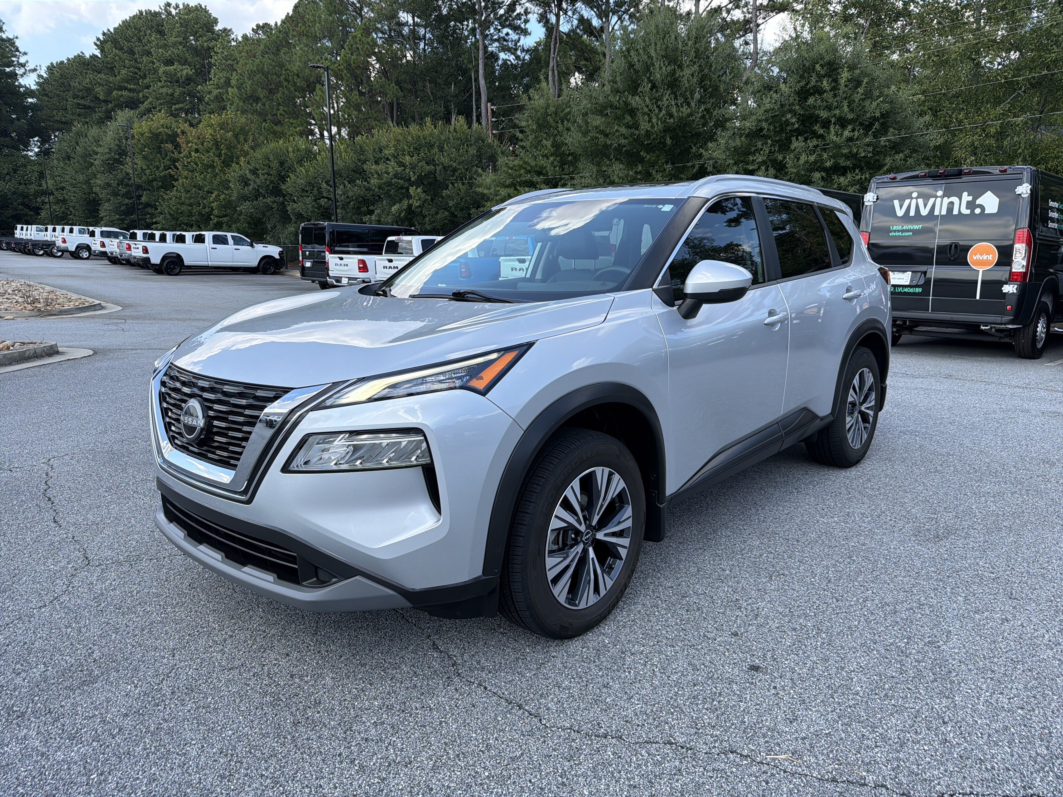 Used 2022 Nissan Rogue SV w/ SV Premium Package FWD image 3