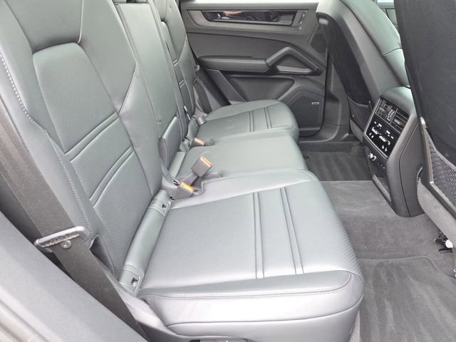 Used 2025 Porsche Cayenne GTS AWD/4WD image 28