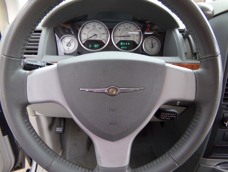 Used 2008 Chrysler Town & Country Touring FWD image 34