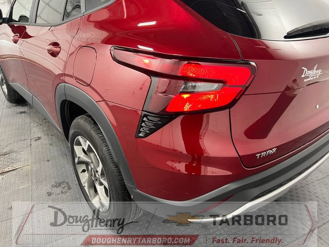 Used 2025 Chevrolet Trax LT FWD image 13