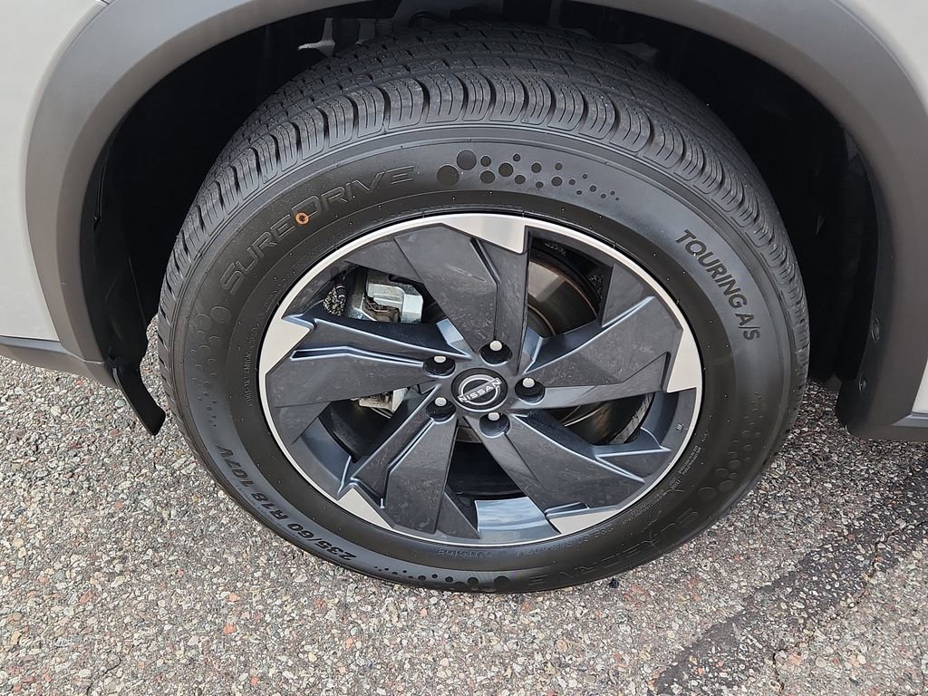 Used 2024 Nissan Rogue SV image 6