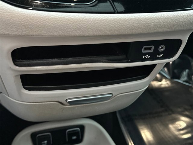 Used 2019 Chrysler Pacifica Limited image 29