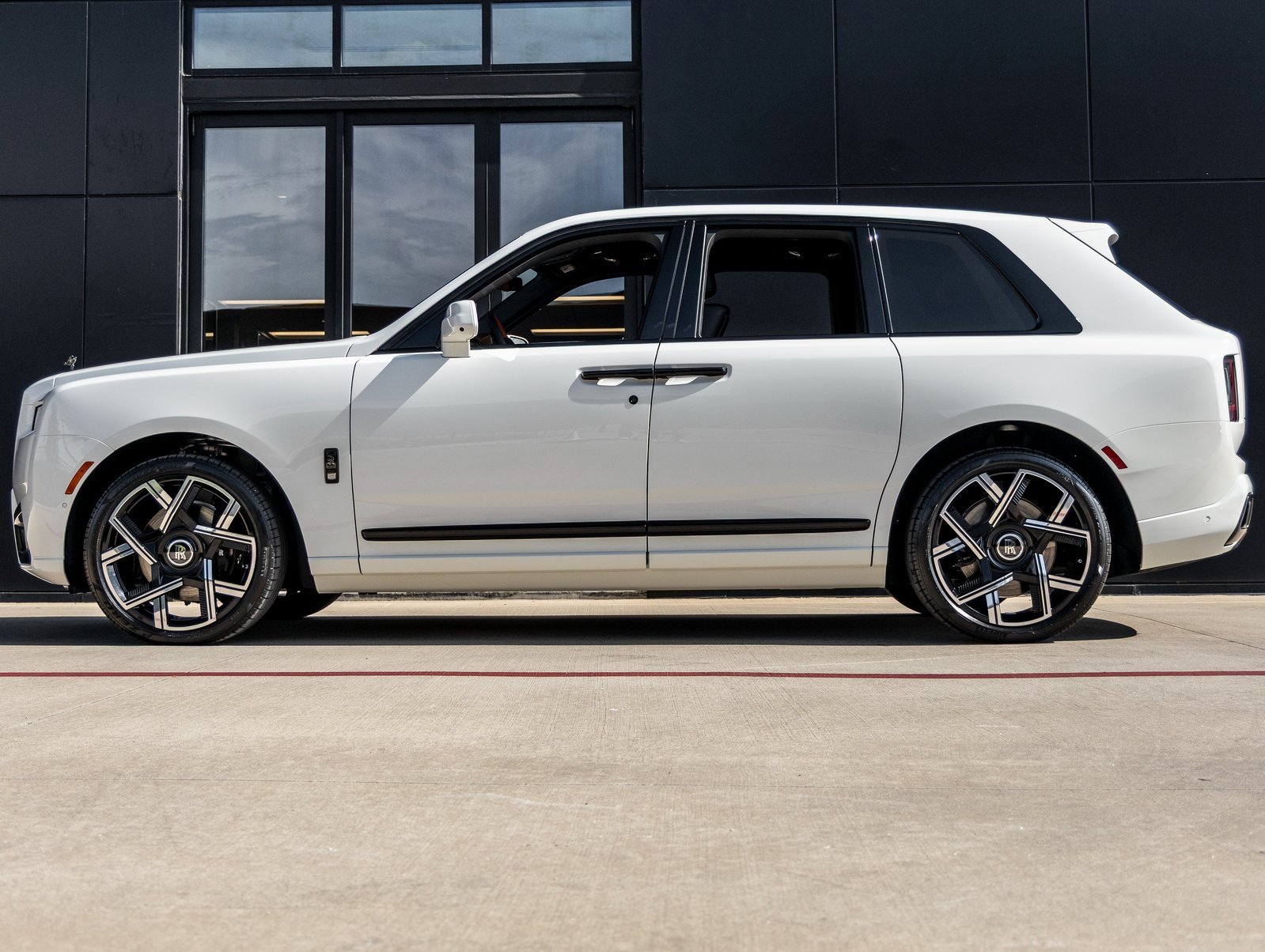 New 2025 Rolls-Royce Cullinan Black Badge image 3