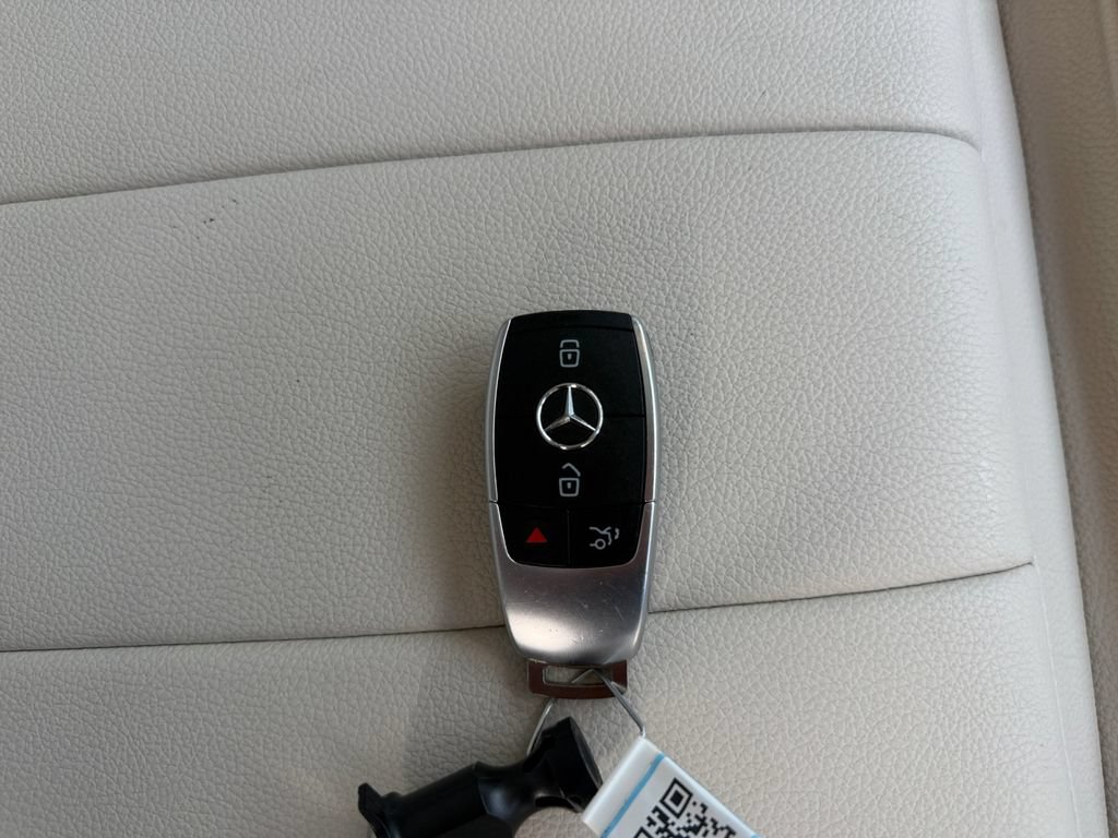 Used 2023 Mercedes-Benz GLB 250 w/ Premium Package image 35