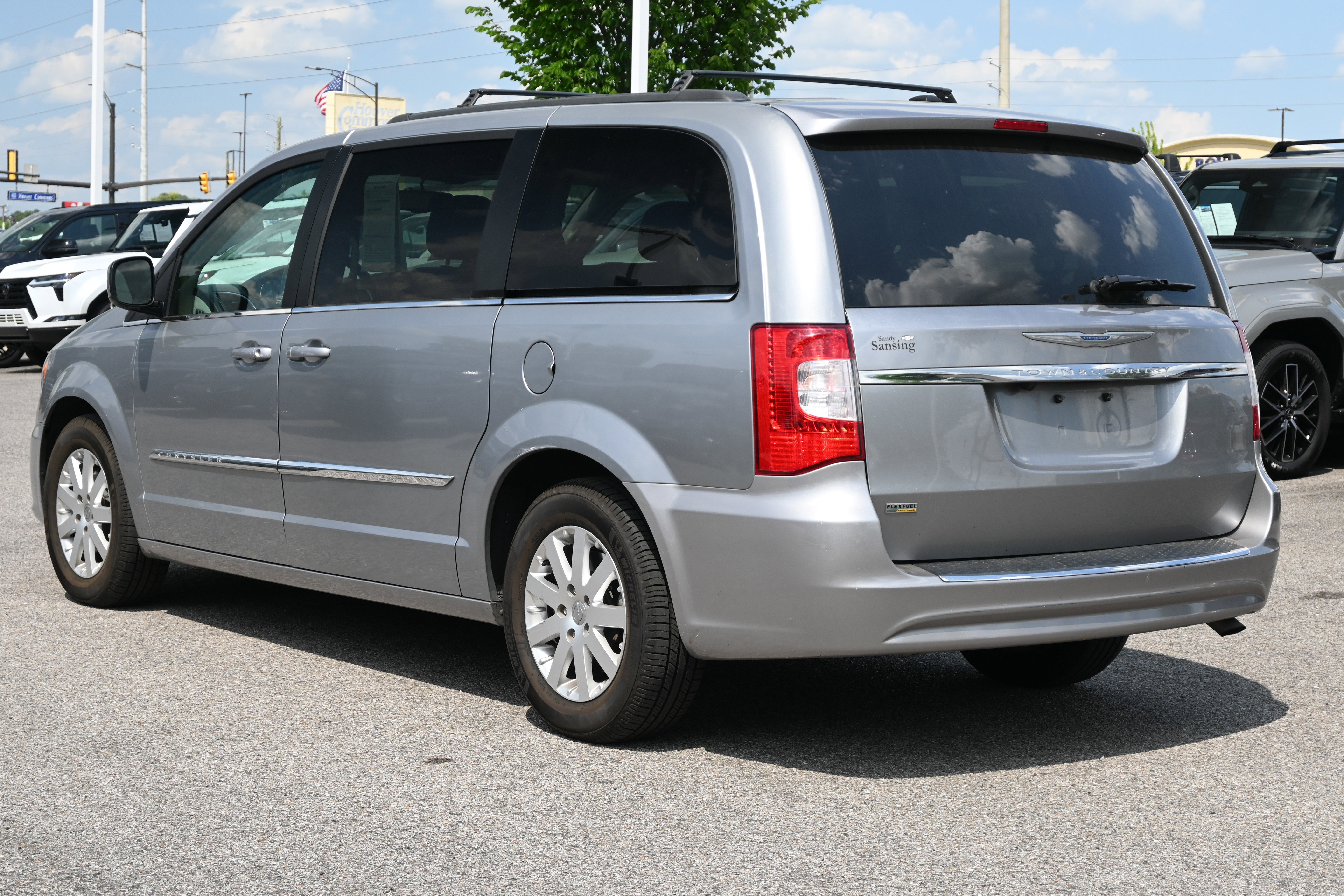 Used 2016 Chrysler Town & Country Touring FWD image 10