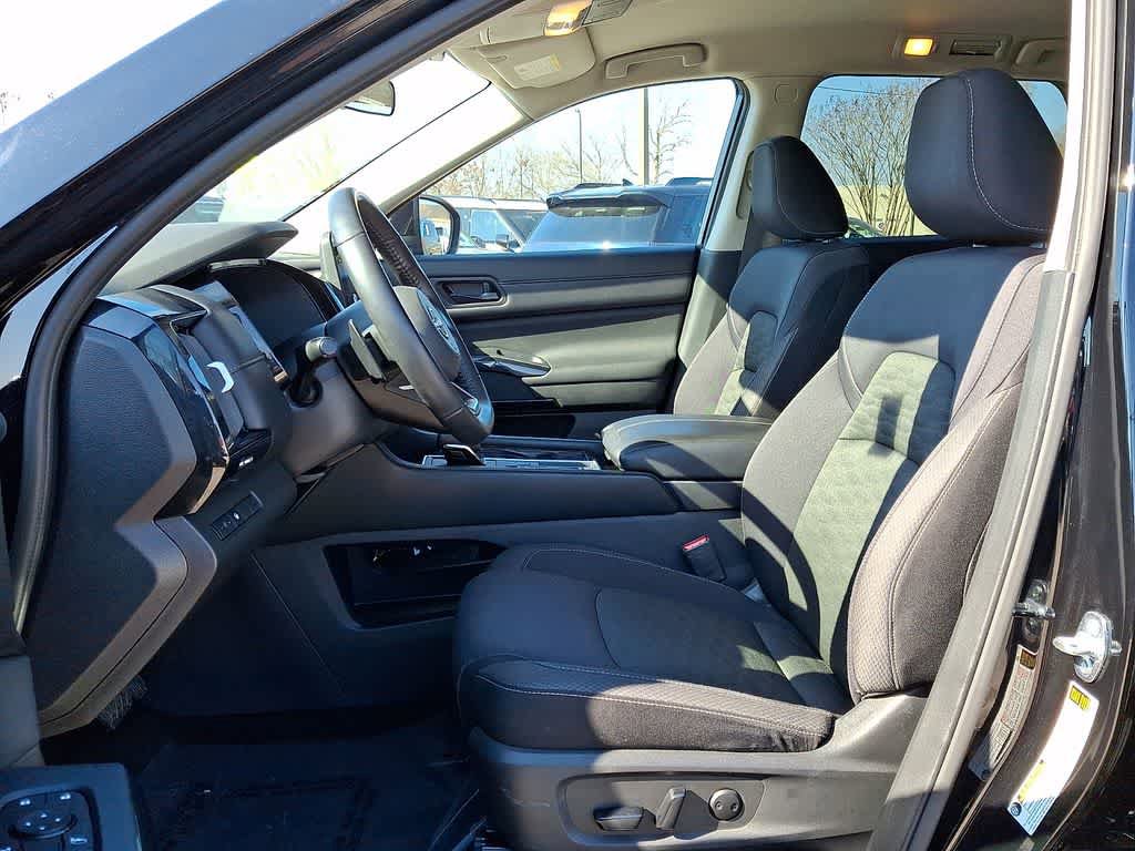 Used 2024 Nissan Pathfinder SV image 14