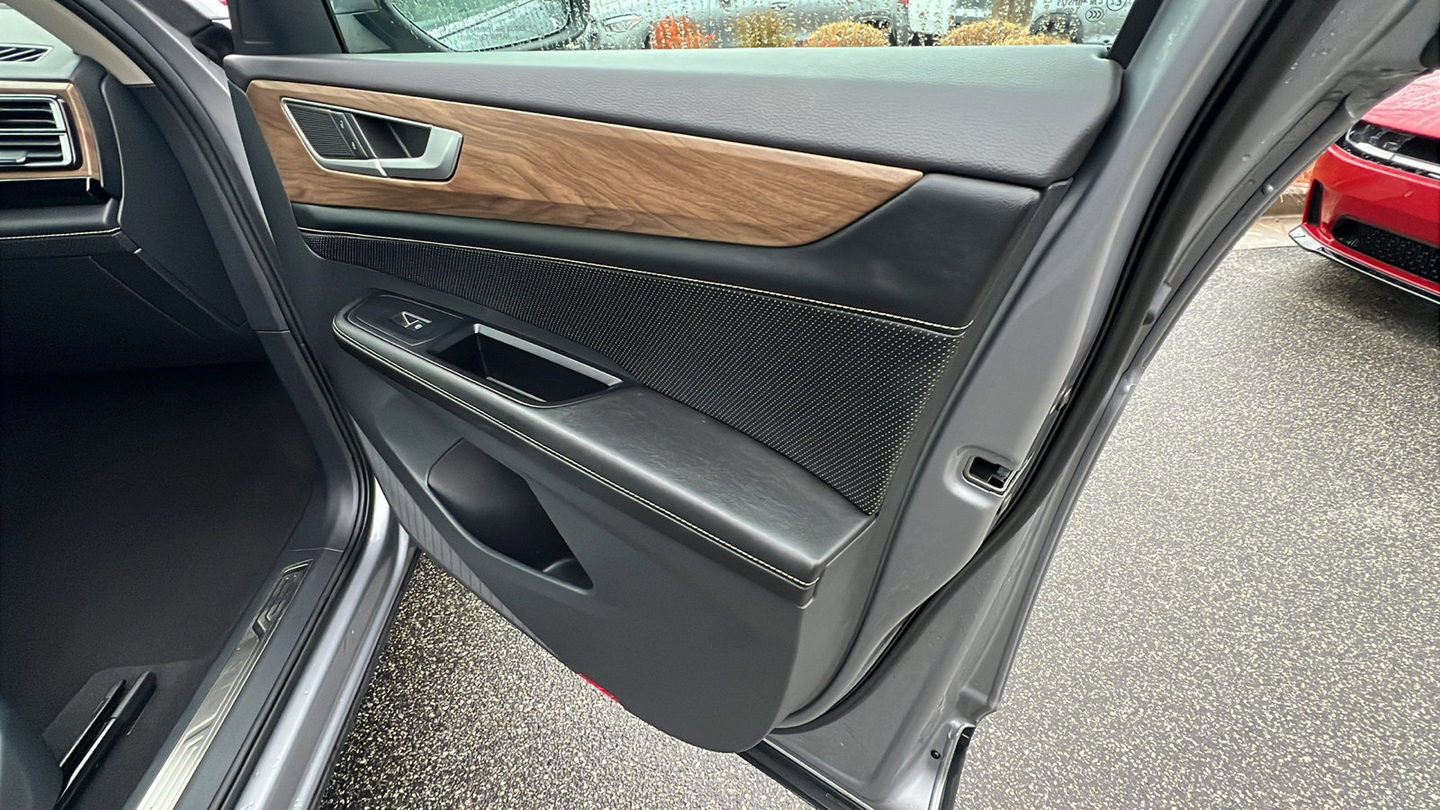 Used 2024 Volkswagen Atlas SE image 18