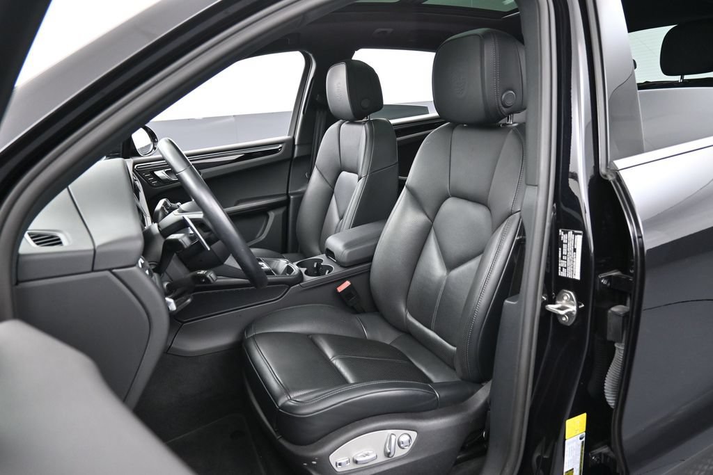 Certified 2024 Porsche Macan AWD/4WD image 5