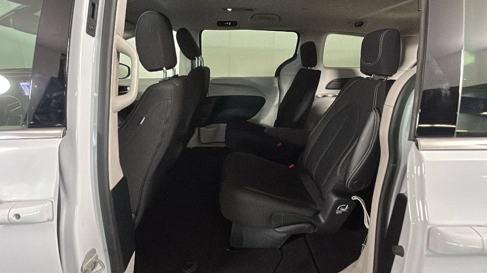 Used 2023 Chrysler Voyager LX FWD image 30