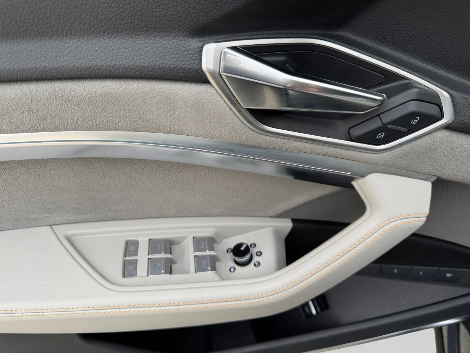 Used 2024 Audi Q8 e-tron Prestige w/ Prestige Package image 15