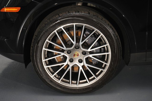 Used 2023 Porsche Cayenne Platinum Edition image 16