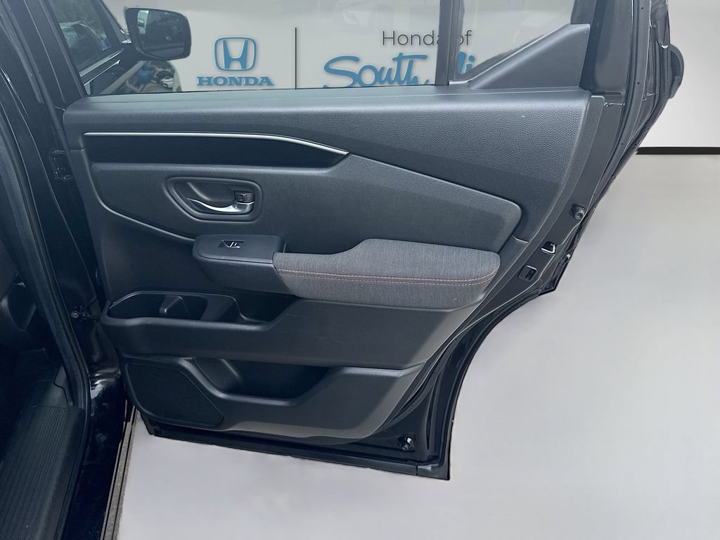 Used 2025 Honda Pilot Sport image 30