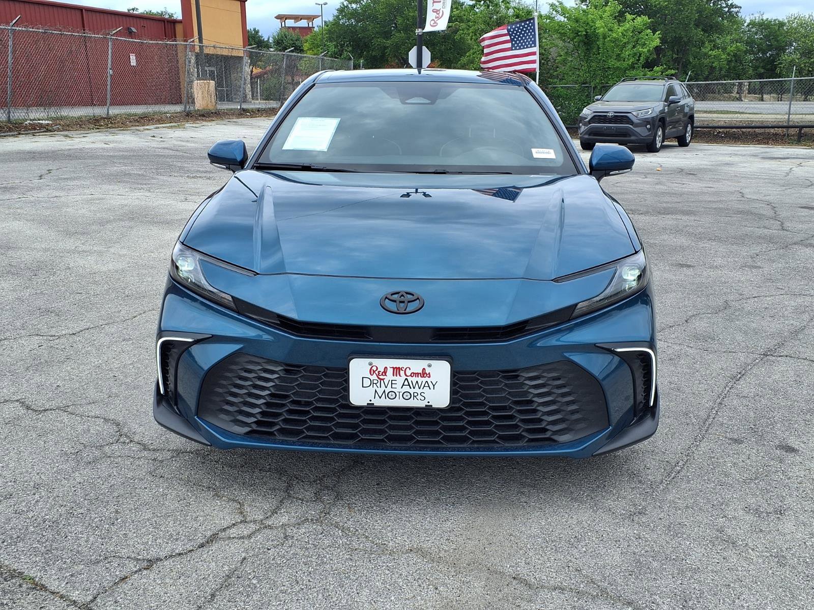 Used 2025 Toyota Camry SE w/ Convenience Package image 2