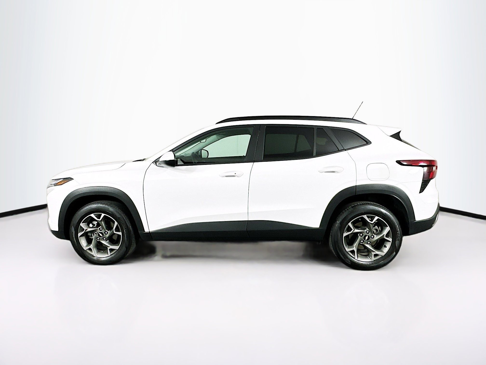 Used 2025 Chevrolet Trax LT w/ LT Convenience Package FWD image 4