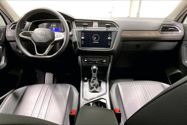 Used 2024 Volkswagen Tiguan SE w/ Panoramic Sunroof Package FWD image 15