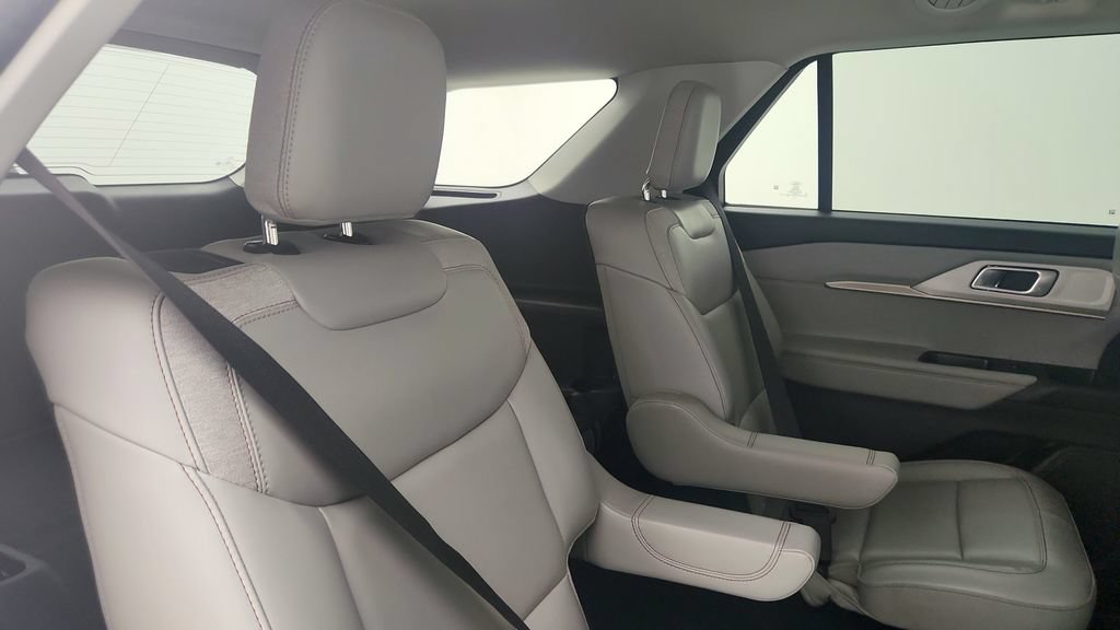 Used 2025 Ford Explorer Active w/ Active Comfort Package RWD image 26