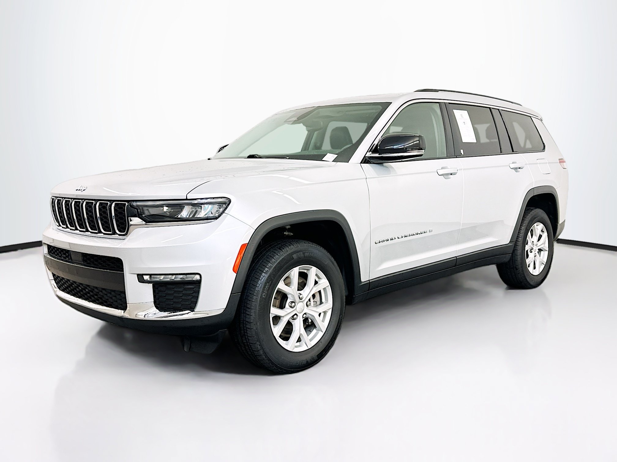 Used 2023 Jeep Grand Cherokee L Limited AWD/4WD image 3