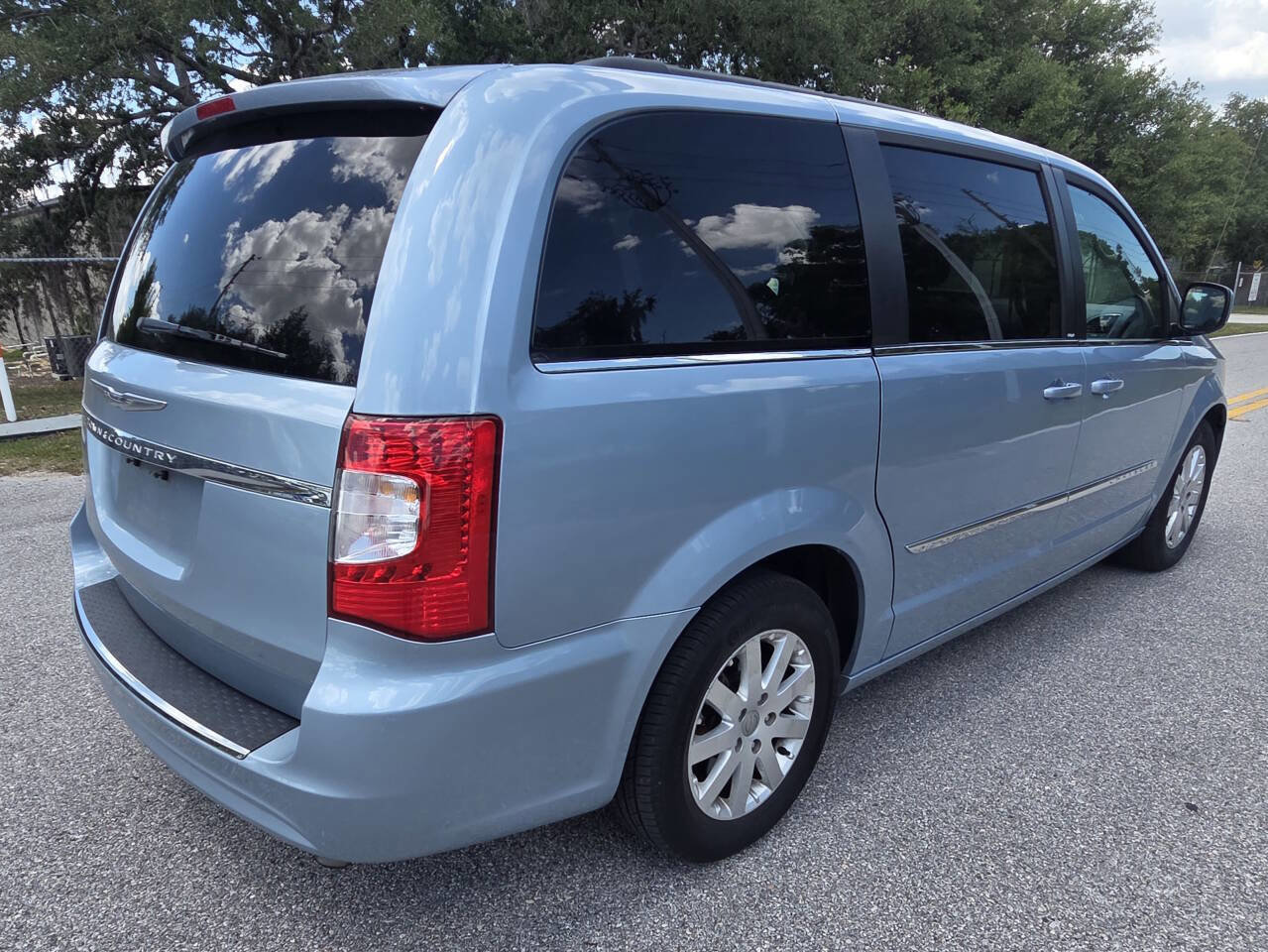 Used 2013 Chrysler Town & Country Touring image 19