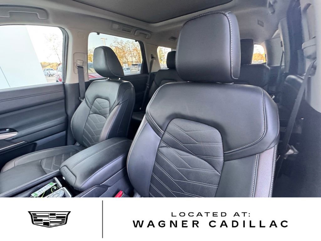 Used 2024 Nissan Pathfinder Platinum image 11