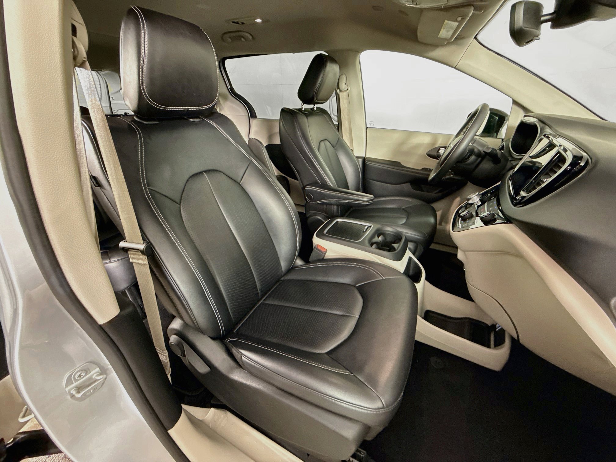 Used 2024 Chrysler Pacifica Touring-L FWD image 36