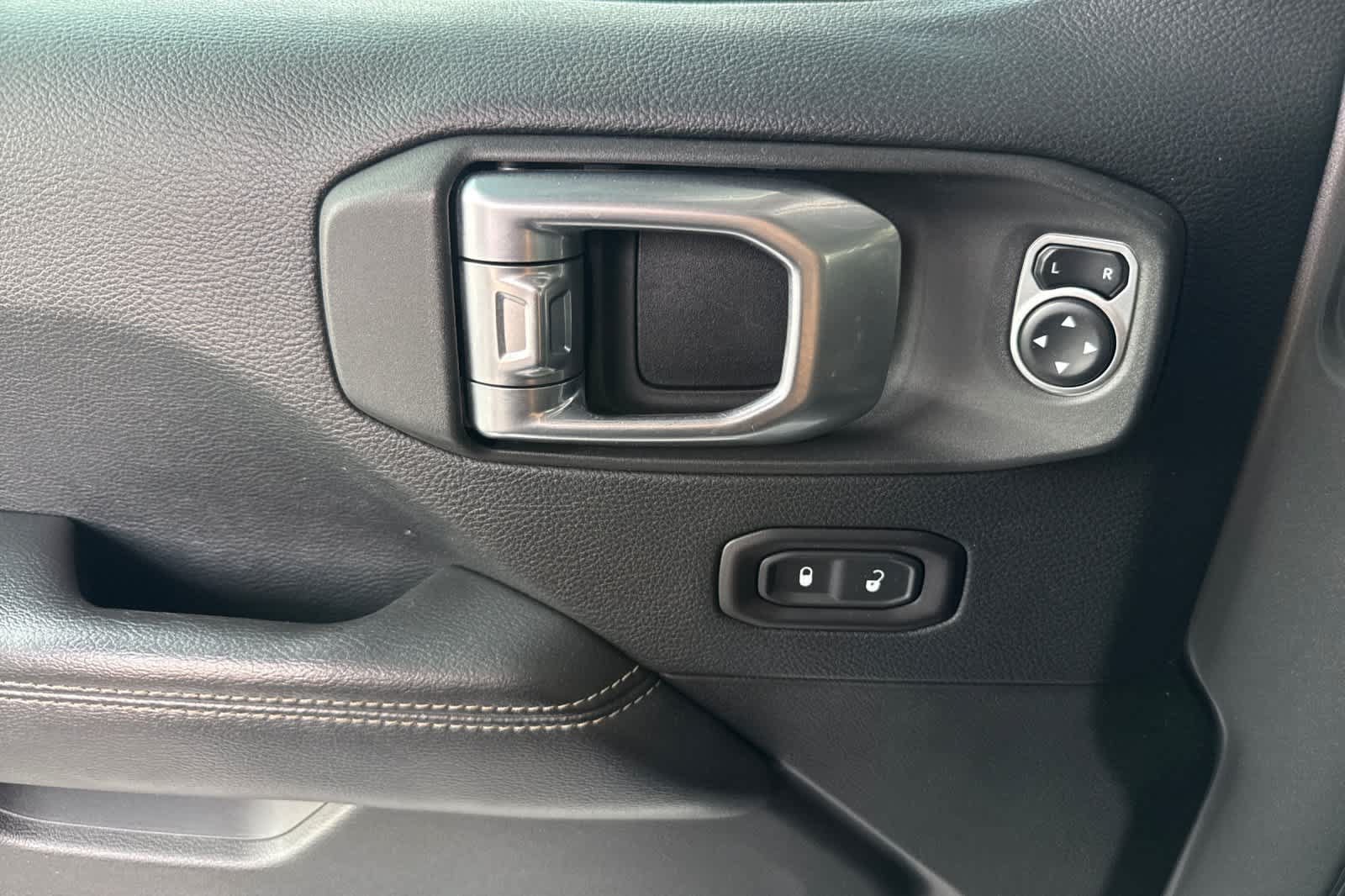 Used 2018 Jeep Wrangler Unlimited Sahara AWD/4WD image 14