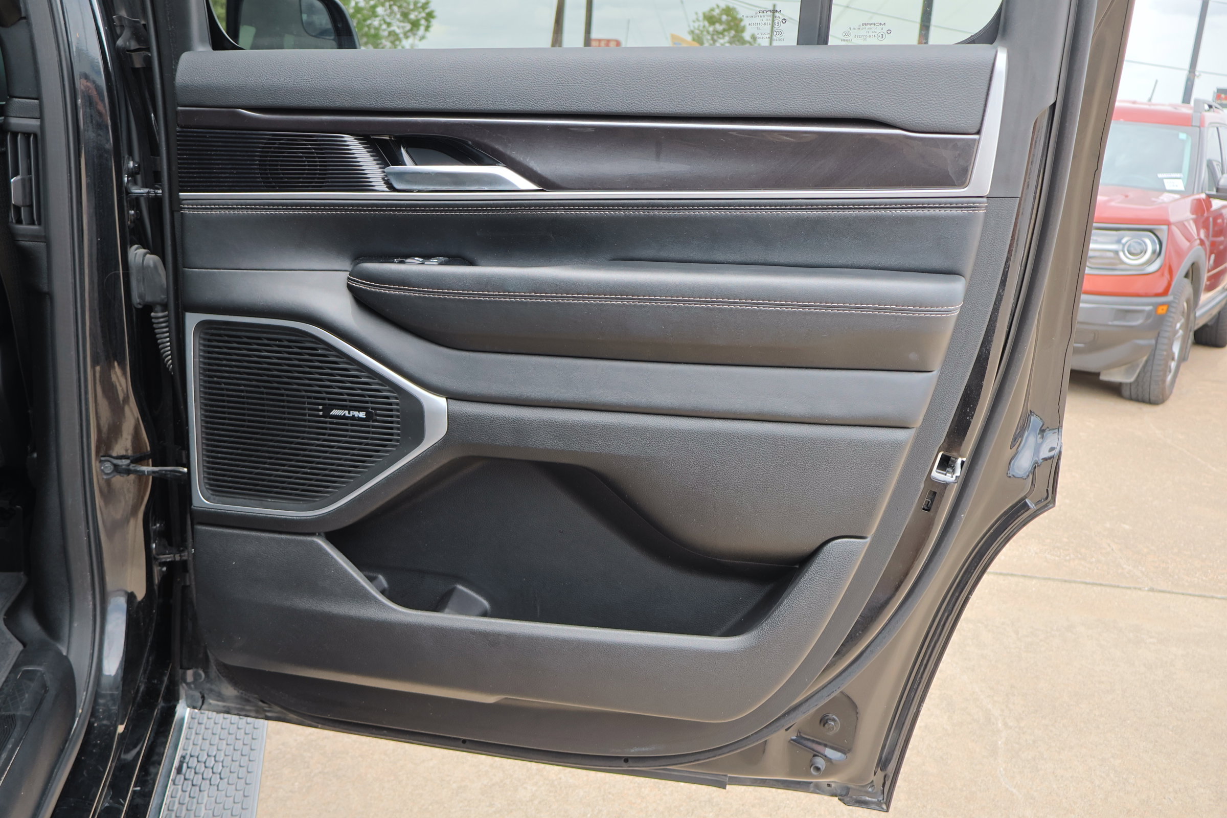 Used 2023 Jeep Wagoneer 4WD image 34