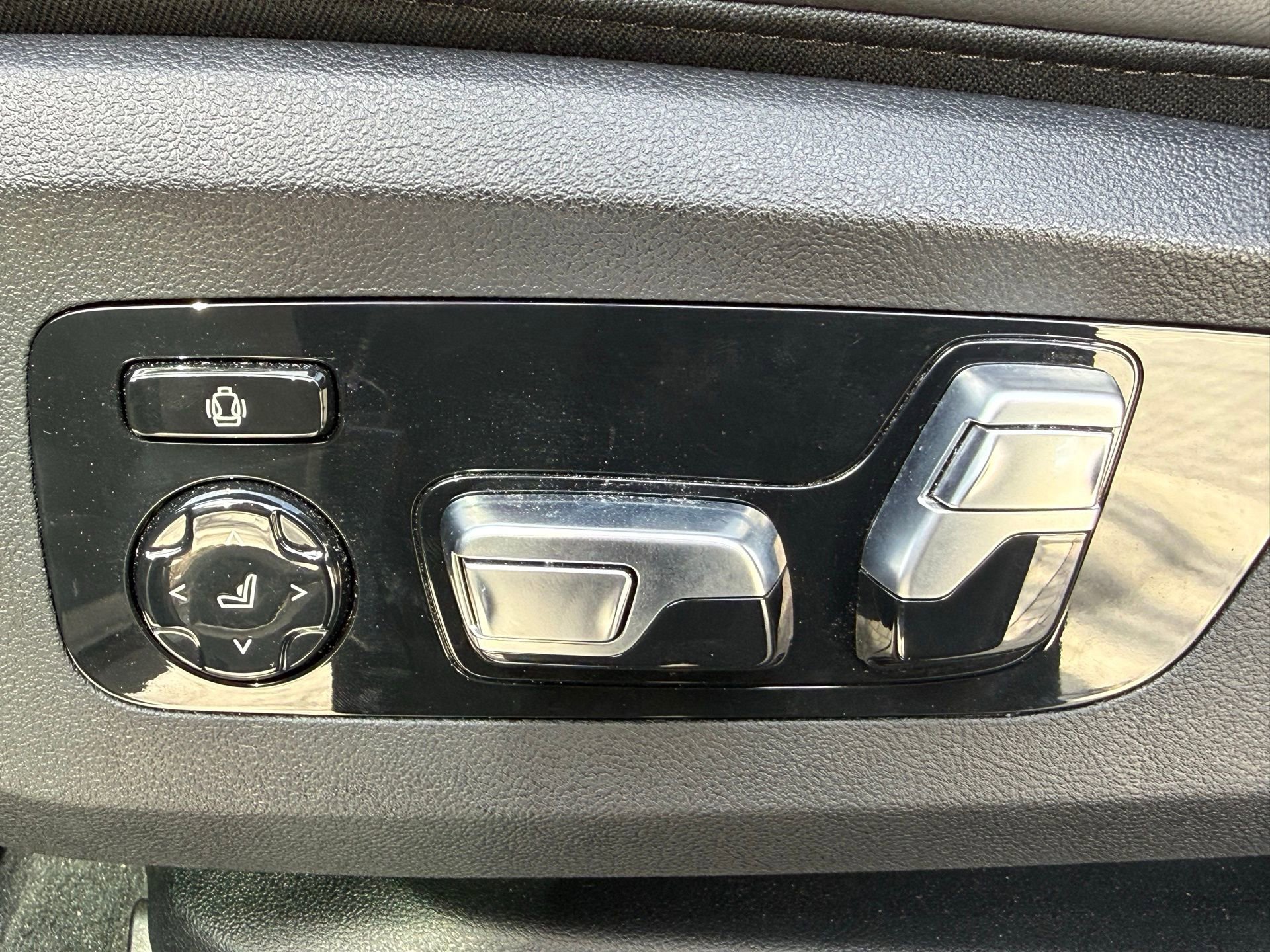 Used 2024 BMW X6 xDrive40i w/ Executive Package image 31