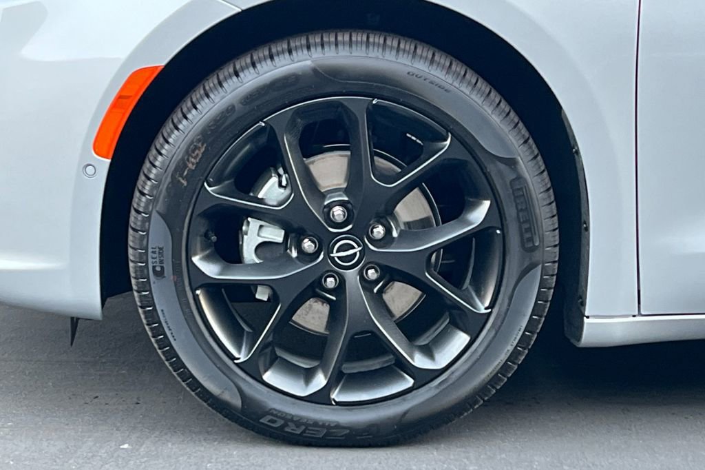 New 2026 Chrysler Pacifica Limited w/ Uconnect Theater Family Group image 28