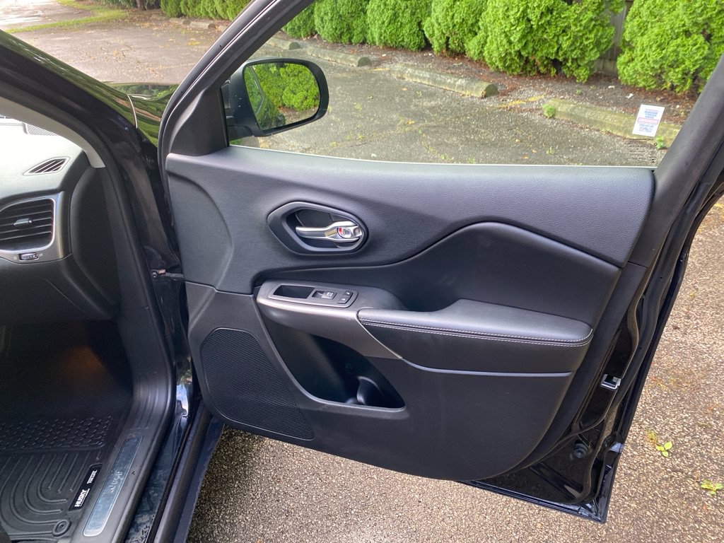 Used 2019 Jeep Cherokee Limited AWD/4WD image 25