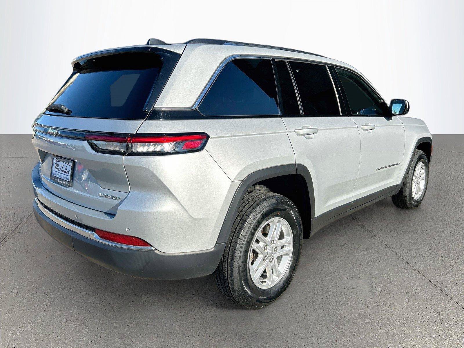 Used 2023 Jeep Grand Cherokee Laredo w/ Luxury Tech Group I AWD/4WD image 4